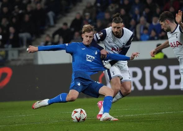 Europa League, TSG 1899 Hoffenheim vs Tottenham Hotspur 23.01.2025, PreZero-Arena, Sinsheim, Europa League, TSG 1899 Hoffenheim vs Tottenham Hotspur , im Bild Max Moerstedt (Hoffenheim), Radu Dragusin (Tottenham)