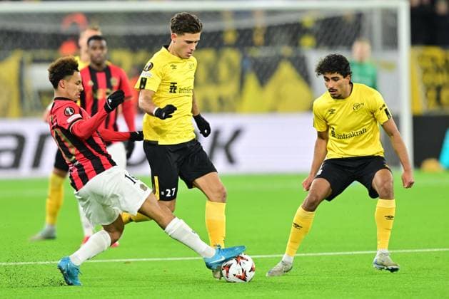 BORAS, SVERIGE 20250123 Nice s Sofiane Diop against Elfsborg s Besfort Zeneli under torsdagens grundseriematch i Uefa Europa League i fotboll mellan IF Elfsborg och OGC Nice pa Boras arena. BORAS SVERIGE x9200x