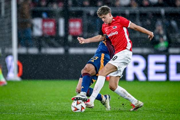 AS Roma defender Mats Hummels, AZ midfielder Sven Mijnans, during the match AZ - Roma at the AZ Stadium for the UEFA Europa League - League phase - Matchday 7 season 2024-2025 in ALKMAAR, Netherlands on 23 januari 2025, (photo by Stefan Koops EYE4images DeFodi Images) Defodi-746_210257