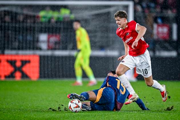 AS Roma defender Mats Hummels, AZ midfielder Sven Mijnans, during the match AZ - Roma at the AZ Stadium for the UEFA Europa League - League phase - Matchday 7 season 2024-2025 in ALKMAAR, Netherlands on 23 januari 2025, (photo by Stefan Koops EYE4images DeFodi Images) Defodi-746_210258