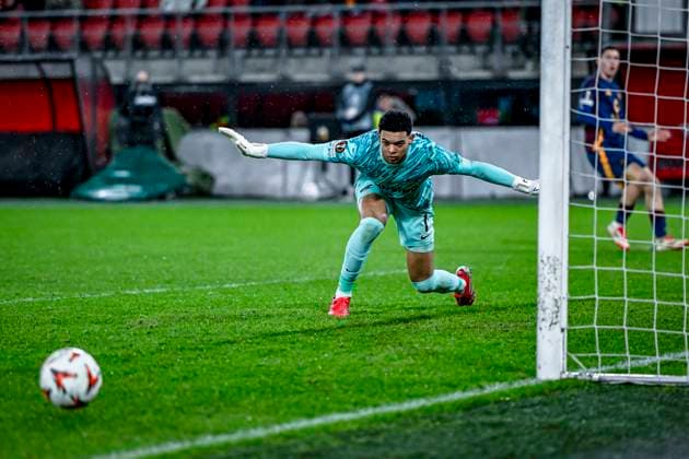 AZ goalkeeper Rome-Jayden Owusu-Oduro, during the match AZ - Roma at the AZ Stadium for the UEFA Europa League - League phase - Matchday 7 season 2024-2025 in ALKMAAR, Netherlands on 23 januari 2025, (photo by Stefan Koops EYE4images DeFodi Images) Defodi-746_210265