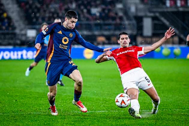 AS Roma forwarder Matias Soule, AZ defender Alexandre Penetra, during the match AZ - Roma at the AZ Stadium for the UEFA Europa League - League phase - Matchday 7 season 2024-2025 in ALKMAAR, Netherlands on 23 januari 2025, (photo by Stefan Koops EYE4images DeFodi Images) Defodi-746_210266
