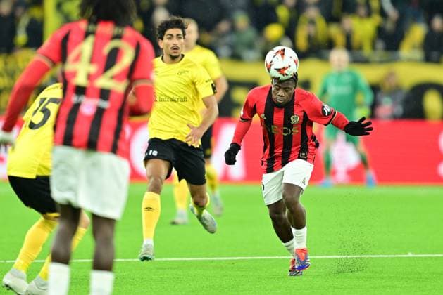 BORAS, SVERIGE 20250123 Elfsborgs Ahmed Qasem mot Nices Issiaga Camara under torsdagens grundseriematch i Uefa Europa League i fotboll mellan IF Elfsborg och OGC Nice pa Boras arena. BORAS SVERIGE x9200x