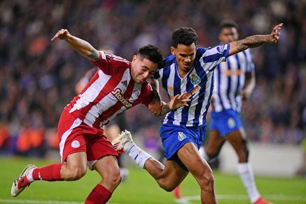 23rd January 2025, Dragao Stadium, Porto, Portugal: Europa League FC Porto versus Olympiacos; Wenderson Galeno of FC Porto challenges for possession ball with Francisco Ortega of Olympiacos, during the UEFA Europa League match between Fc Porto and Olympiacos  ActionPlus12742328 DanielxCastro