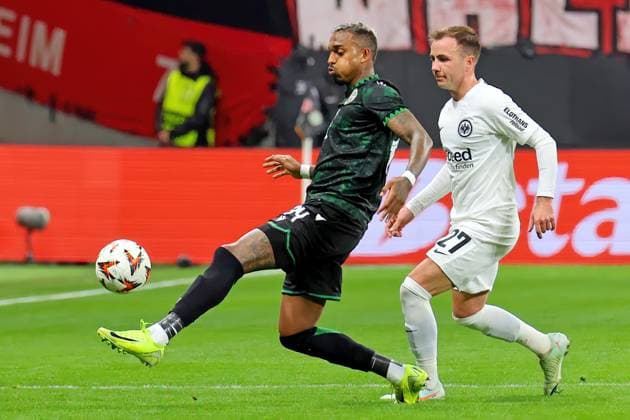 Frankfurt, Deutschland 23. Januar 2025: Europa League - 2024 2025 - Eintracht Frankfurt vs. Ferencvarosi TC Im Bild: v.li. Raul Gustavo (Ferencvarosi) im Zweikampf gegen Mario Götze Goetze (Frankfurt). Deutsche Bank Park Hessen Copyright: xFotostandx xRacochax
