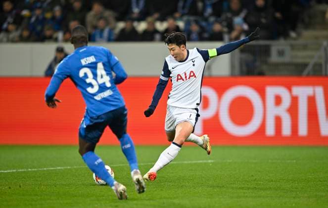 Zweikampf, Aktion Heung-Min Son Tottenham Hotspur Spurs (07) gegen Stanley Nsoki TSG 1899 Hoffenheim (34) TSG 1899 Hoffenheim vs Tottenham Hotspur Spurs 23.01.2025 DFL REGULATIONS PROHIBIT ANY USE OF PHOTOGRAPHS AS IMAGE SEQUENCES AND OR QUASI-VIDEO TSG 1899 Hoffenheim vs Tottenham Hotspur