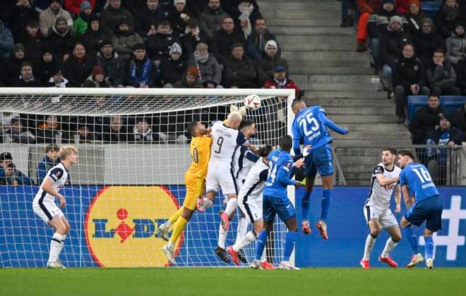 Strafraumszene, Torraumszene Torwart Brandon Austin Tottenham Hotspur Spurs (40) Aktion Richarlison Tottenham Hotspur Spurs (09) Kevin Akpoguma TSG 1899 Hoffenheim (25) TSG 1899 Hoffenheim vs Tottenham Hotspur Spurs 23.01.2025 DFL REGULATIONS PROHIBIT ANY USE OF PHOTOGRAPHS AS IMAGE SEQUENCES AND OR QUASI-VIDEO TSG 1899 Hoffenheim vs Tottenham Hotspur