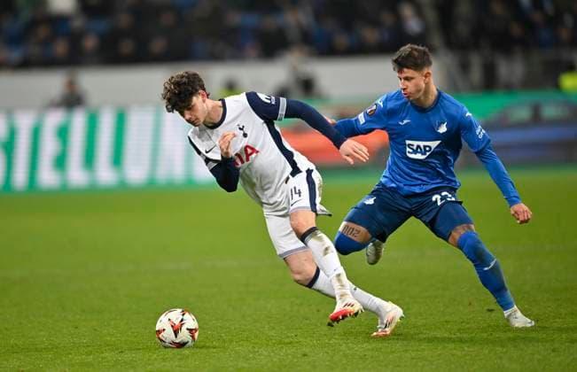 Zweikampf, Aktion Archie Gray Tottenham Hotspur Spurs (14) gegen Adam Hlozek TSG 1899 Hoffenheim (23) TSG 1899 Hoffenheim vs Tottenham Hotspur Spurs 23.01.2025 DFL REGULATIONS PROHIBIT ANY USE OF PHOTOGRAPHS AS IMAGE SEQUENCES AND OR QUASI-VIDEO TSG 1899 Hoffenheim vs Tottenham Hotspur