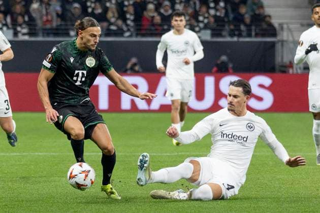 UEFA Europa League: Eintracht Frankfurt - Ferencvaros Budapest, 23.01.2025 Robin Koch (Eintracht Frankfurt 4) grätscht den ball vor Cebrails Makreckis (Ferencvarosi Torna Club Budapest 25) weg, Eintracht Frankfurt - Ferencvaros Budapest, Frankfurt, Deutsche Bank Park, 23.1.2025 Copyright: xBEAUTIFULxSPORTS Gawlikx