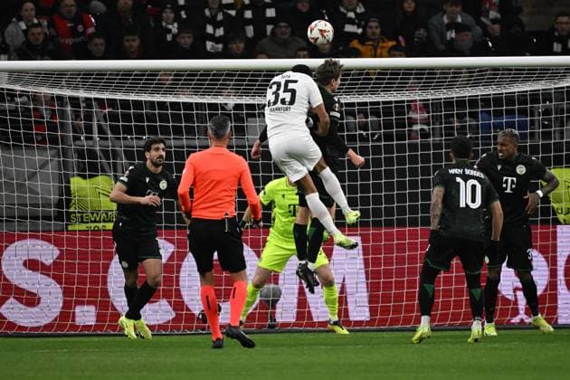 23.01.2025, xjhx, Fussball UEFA Europa League, Eintracht Frankfurt - Ferencvaros Budapest emspor, v.l. Tuta (Eintracht Frankfurt) Stefan Gartenmann (Ferencvarosi TC Budapest) Zweikampf, Aktion, action, battle for the ball (DFL DFB REGULATIONS PROHIBIT ANY USE OF PHOTOGRAPHS as IMAGE SEQUENCES and or QUASI-VIDEO) Frankfurt am Main