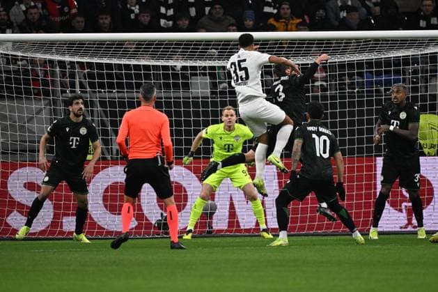 23.01.2025, xjhx, Fussball UEFA Europa League, Eintracht Frankfurt - Ferencvaros Budapest emspor, v.l. Tuta (Eintracht Frankfurt) Stefan Gartenmann (Ferencvarosi TC Budapest) Zweikampf, Aktion, action, battle for the ball (DFL DFB REGULATIONS PROHIBIT ANY USE OF PHOTOGRAPHS as IMAGE SEQUENCES and or QUASI-VIDEO) Frankfurt am Main