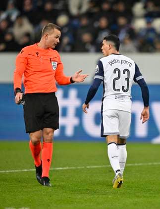 Schiedsrichter Referee Morten Krogh (DEN) im Gespraech Diskussion mit Pedro Porro Tottenham Hotspur Spurs (23) Gestik Geste TSG 1899 Hoffenheim vs Tottenham Hotspur Spurs 23.01.2025 DFL REGULATIONS PROHIBIT ANY USE OF PHOTOGRAPHS AS IMAGE SEQUENCES AND OR QUASI-VIDEO TSG 1899 Hoffenheim vs Tottenham Hotspur