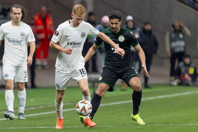 UEFA Europa League: Eintracht Frankfurt - Ferencvaros Budapest, 23.01.2025 Hugo Larsson (Eintracht Frankfurt 16) & Mohamed Ali Ben Romdhane (Ferencvarosi Torna Club Budapest 7) im Kampf um den Ball, Eintracht Frankfurt - Ferencvaros Budapest, Frankfurt, Deutsche Bank Park, 23.1.2025 Copyright: xBEAUTIFULxSPORTS Gawlikx