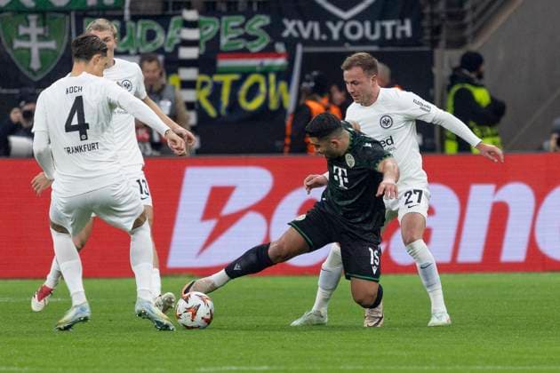 UEFA Europa League: Eintracht Frankfurt - Ferencvaros Budapest, 23.01.2025 Mohammad Abu Fani (Ferencvarosi Torna Club Budapest 15) & Mario Götze (Eintracht Frankfurt 27) & Robin Koch (Eintracht Frankfurt 4) im Kampf um den ball, Eintracht Frankfurt - Ferencvaros Budapest, Frankfurt, Deutsche Bank Park, 23.1.2025 Copyright: xBEAUTIFULxSPORTS Gawlikx
