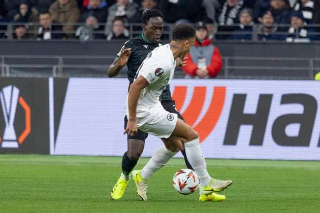 UEFA Europa League: Eintracht Frankfurt - Ferencvaros Budapest, 23.01.2025 Adama Traore I (Ferencvarosi Torna Club Budapest 20) & Tuta (Eintracht Frankfurt 35) im Zweikampf um den Ball, Eintracht Frankfurt - Ferencvaros Budapest, Frankfurt, Deutsche Bank Park, 23.1.2025 Copyright: xBEAUTIFULxSPORTS Gawlikx