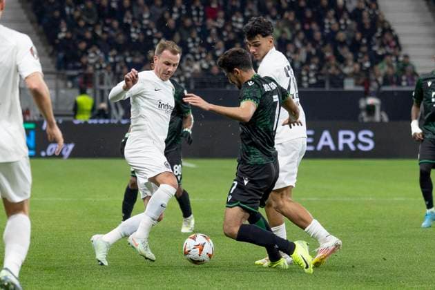 UEFA Europa League: Eintracht Frankfurt - Ferencvaros Budapest, 23.01.2025 Mario Götze (Eintracht Frankfurt 27) & Mohamed Ali Ben Romdhane (Ferencvarosi Torna Club Budapest 7) & Can Uzun (Eintracht Frankfurt 20) im Kampf um den Ball, Eintracht Frankfurt - Ferencvaros Budapest, Frankfurt, Deutsche Bank Park, 23.1.2025 Copyright: xBEAUTIFULxSPORTS Gawlikx