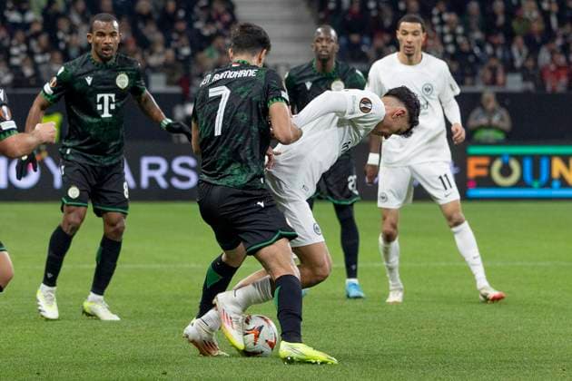 UEFA Europa League: Eintracht Frankfurt - Ferencvaros Budapest, 23.01.2025 Mohamed Ali Ben Romdhane (Ferencvarosi Torna Club Budapest 7) & Can Uzun (Eintracht Frankfurt 20) im Zweikampf um den ball, Eintracht Frankfurt - Ferencvaros Budapest, Frankfurt, Deutsche Bank Park, 23.1.2025 Copyright: xBEAUTIFULxSPORTS Gawlikx