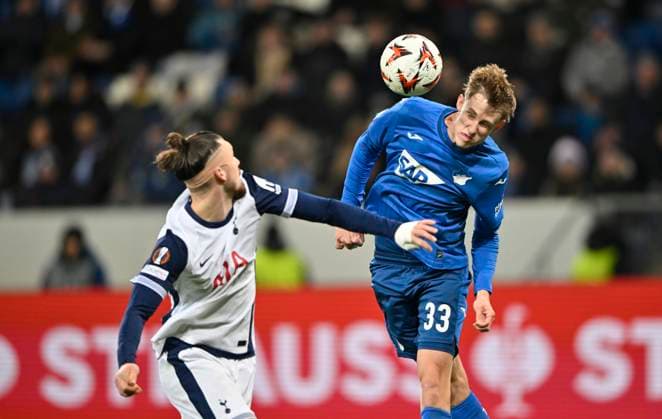 Kopfballduell Zweikampf Aktion Max Moerstedt TSG 1899 Hoffenheim (33) gegen Radu Dragusin Tottenham Hotspur Spurs (06) TSG 1899 Hoffenheim vs Tottenham Hotspur Spurs 23.01.2025 DFL REGULATIONS PROHIBIT ANY USE OF PHOTOGRAPHS AS IMAGE SEQUENCES AND OR QUASI-VIDEO TSG 1899 Hoffenheim vs Tottenham Hotspur