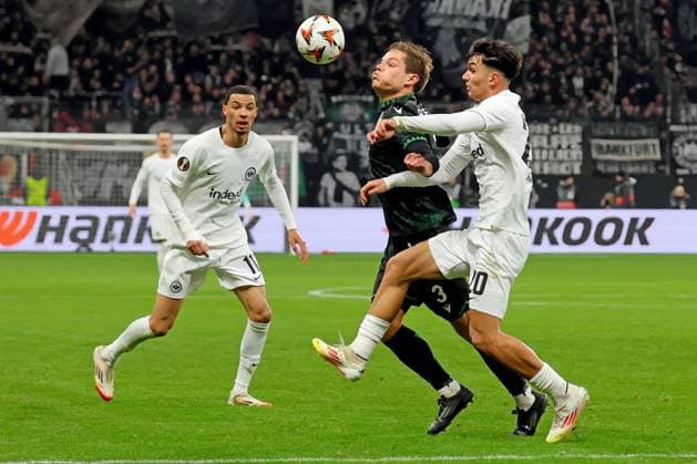 Frankfurt, Deutschland 23. Januar 2025: Europa League - 2024 2025 - Eintracht Frankfurt vs. Ferencvarosi TC Im Bild: v.li. Stefan Gartenmann (Ferencvarosi) im Zweikampf gegen Can Uzun (Frankfurt). Deutsche Bank Park Hessen Copyright: xFotostandx xRacochax