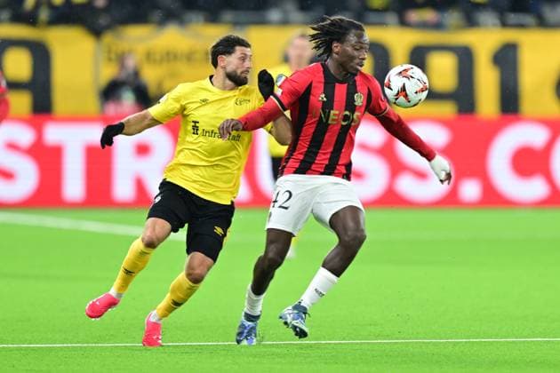 BORAS, SWEDEN 20250123 Elfsborg s Anders Zeneli and Nice s YaÃ«l Nandjou fight for the ball during Thursday s regular season match in the UEFA Europa League in football between IF Elfsborg and OGC Nice at Boras Arena in Boras, Sweden 23 January 2025. BORAS SWEDEN x9200x  Copyright: xBjörnxLarssonxRosvall TTx UEFA EUROPA LEAGUE ELFSBORG-NICE
