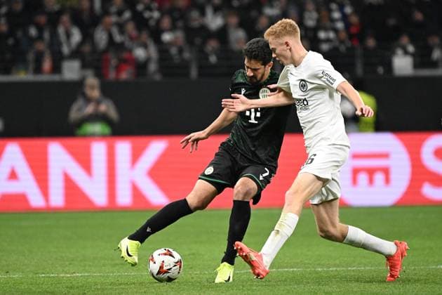 23.01.2025, xjhx, Fussball UEFA Europa League, Eintracht Frankfurt - Ferencvaros Budapest emspor, v.l. Mohamed Ali Ben Romdhane (Ferencvarosi TC Budapest) Hugo Larsson (Eintracht Frankfurt) Zweikampf, Aktion, action, battle for the ball (DFL DFB REGULATIONS PROHIBIT ANY USE OF PHOTOGRAPHS as IMAGE SEQUENCES and or QUASI-VIDEO) Frankfurt am Main