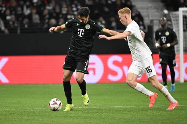23.01.2025, xjhx, Fussball UEFA Europa League, Eintracht Frankfurt - Ferencvaros Budapest emspor, v.l. Mohamed Ali Ben Romdhane (Ferencvarosi TC Budapest) Hugo Larsson (Eintracht Frankfurt) Zweikampf, Aktion, action, battle for the ball (DFL DFB REGULATIONS PROHIBIT ANY USE OF PHOTOGRAPHS as IMAGE SEQUENCES and or QUASI-VIDEO) Frankfurt am Main