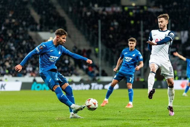 UEFA Europa League: TSG 1899 Hoffenheim - Tottenham Hotspur; 23.01.2025 Adam Hlozek (TSG 1899 Hoffenheim, 23) schießt, James Maddison (Tottenham Hotspur, 10) UEFA Europa League: TSG 1899 Hoffenheim - Tottenham Hotspur, Sinsheim, PreZero Arena am 23.01.2025 Copyright: xBEAUTIFULxSPORTS Wunderlx