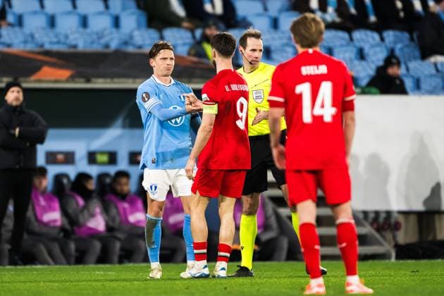 250123 Jens Stryger Larsen of Malmö FF and Ricky van Wolfswinkel of Twente during the UEFA Europa League football match between Malmö FF and Twente on January 23, 2025 in Malmö. Photo: Petter Arvidson BILDBYRAN kod PA PA0962 fotboll football soccer fotball uefa europa league europa league malmö ff twente bbeng Copyright: PETTERxARVIDSON BB250123PA211