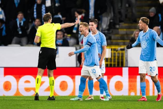 250123 Anders Christiansen of Malmö FF and Referee Sascha Stegemann after 1-3 during the UEFA Europa League football match between Malmö FF and Twente on January 23, 2025 in Malmö. Photo: Petter Arvidson BILDBYRAN kod PA PA0962 fotboll football soccer fotball uefa europa league europa league malmö ff twente bbeng Copyright: PETTERxARVIDSON BB250123PA217