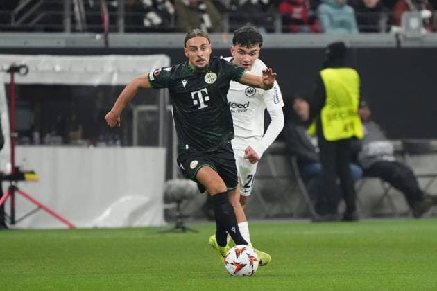 Cebrails Makreckis (Ferencvaros Budapest, 25) gegen Can Uzun (Eintracht Frankfurt, 20) - Frankfurt 23.01.2025: Eintracht Frankfurt vs. Ferencvaros Budapest, Deutsche Bank Park, Europa League, 7. Spieltag