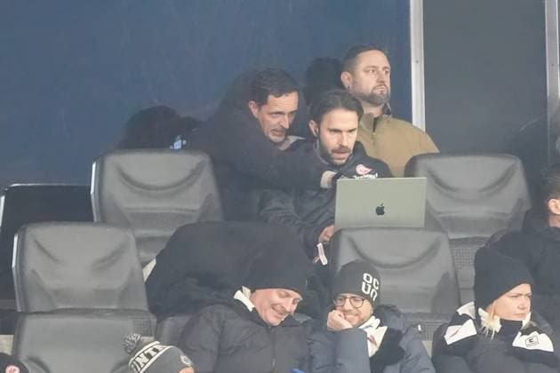 Der gesperrte Trainer Dino Toppmöller (Eintracht Frankfurt) in der Loge bei der Videoanalyse - Frankfurt 23.01.2025: Eintracht Frankfurt vs. Ferencvaros Budapest, Deutsche Bank Park, Europa League, 7. Spieltag