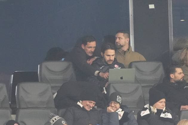 Der gesperrte Trainer Dino Toppmöller (Eintracht Frankfurt) in der Loge bei der Videoanalyse - Frankfurt 23.01.2025: Eintracht Frankfurt vs. Ferencvaros Budapest, Deutsche Bank Park, Europa League, 7. Spieltag