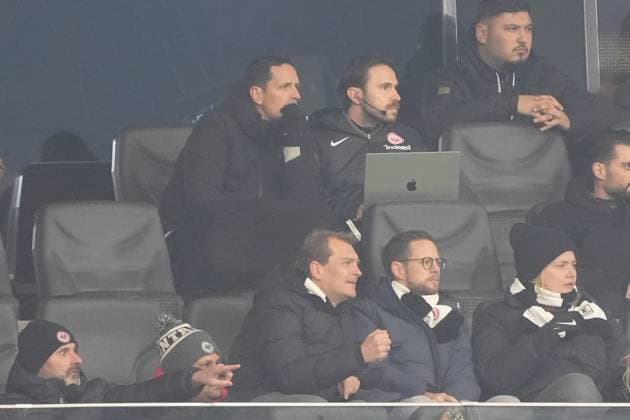 Der gesperrte Trainer Dino Toppmöller (Eintracht Frankfurt) in der Loge mit der Videoanalyse - Frankfurt 23.01.2025: Eintracht Frankfurt vs. Ferencvaros Budapest, Deutsche Bank Park, Europa League, 7. Spieltag