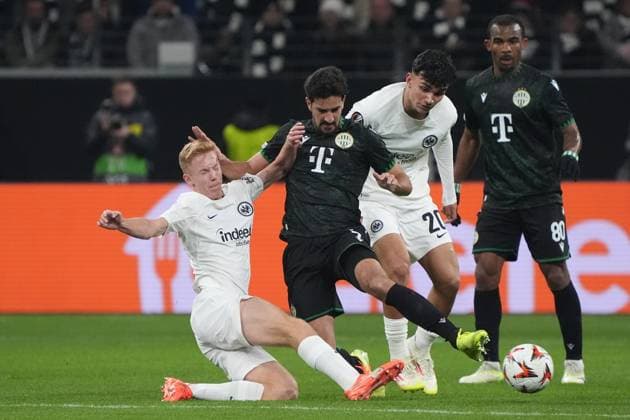 Hugo Larsson (Eintracht Frankfurt, 16) und Can Uzun (Eintracht Frankfurt, 20) gegen Stefan Gartenmann (Ferencvaros Budapest, 3) - Frankfurt 23.01.2025: Eintracht Frankfurt vs. Ferencvaros Budapest, Deutsche Bank Park, Europa League, 7. Spieltag