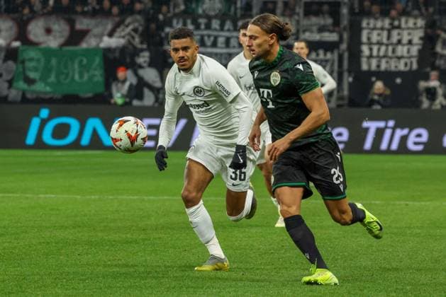 im Zweikampf, Aktion, mit Ansgar Knauff 36 (Eintracht Frankfurt), Cebrail Makreckis 25 (Ferencvaros TC), Eintracht Frankfurt vs. Ferencvaros TC, Fussball, Europa League, 7. Spieltag, 23.01.2025 Frankfurt am Main Hessen Deutschland