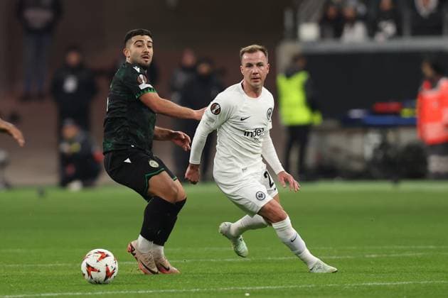 23.01.2025, xovx, Fußball UEFA Europa League, Eintracht Frankfurt - Ferencvaros Budapest v.l. Mohammed Abu Fani (Ferencvarosi TC Budapest) Mario Götze Goetze (Eintracht Frankfurt) Zweikampf, Aktion, action, battle for the ball (DFL DFB REGULATIONS PROHIBIT ANY USE OF PHOTOGRAPHS as IMAGE SEQUENCES and or QUASI-VIDEO) Frankfurt am Main