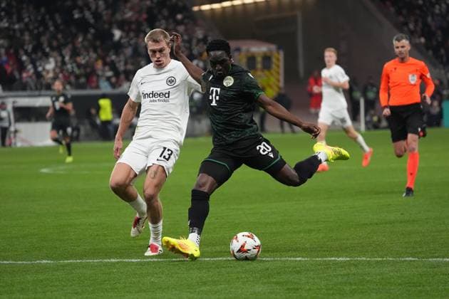 Rasmus Kristensen (Eintracht Frankfurt, 13) gegen Adana Traore (Ferencvaros Budapest, 20) - Frankfurt 23.01.2025: Eintracht Frankfurt vs. Ferencvaros Budapest, Deutsche Bank Park, Europa League, 7. Spieltag