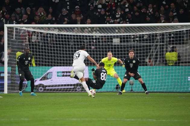 Schuss von Lucas Tuta Silva Melo (Eintracht Frankfurt, 35) wird von Habib Maiga (Ferencvaros Budapest, 80) geblockt - Frankfurt 23.01.2025: Eintracht Frankfurt vs. Ferencvaros Budapest, Deutsche Bank Park, Europa League, 7. Spieltag