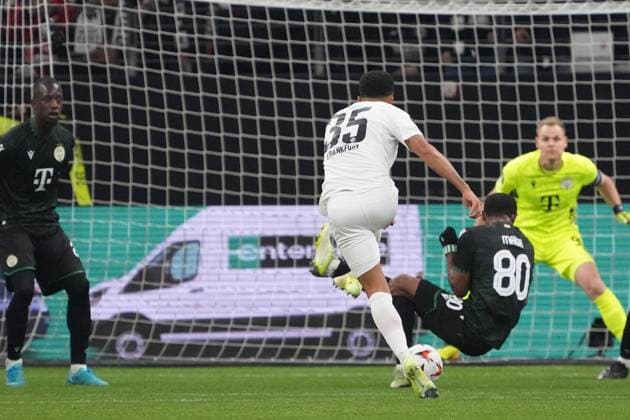 Schuss von Lucas Tuta Silva Melo (Eintracht Frankfurt, 35) wird von Habib Maiga (Ferencvaros Budapest, 80) geblockt - Frankfurt 23.01.2025: Eintracht Frankfurt vs. Ferencvaros Budapest, Deutsche Bank Park, Europa League, 7. Spieltag
