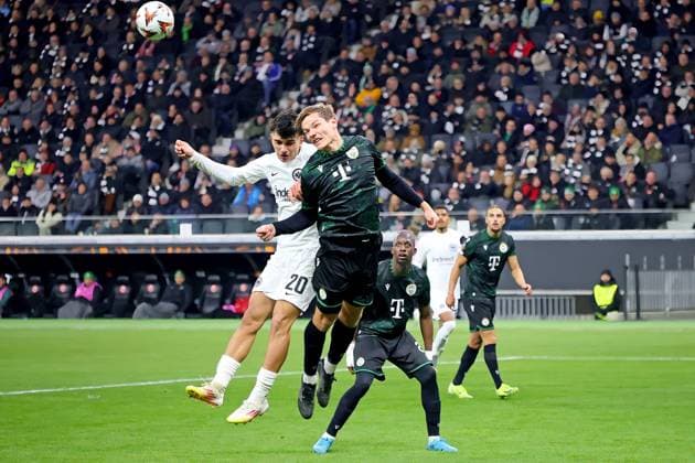 Frankfurt, Deutschland 23. Januar 2025: Europa League - 2024 2025 - Eintracht Frankfurt vs. Ferencvarosi TC Im Bild: v.li. Can Uzun (Frankfurt) im Zweikampf gegen Stefan Gartenmann (Ferencvarosi). Deutsche Bank Park Hessen Copyright: xFotostandx xRacochax