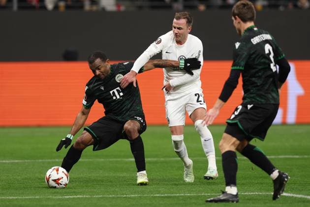 23.01.2025, xovx, Fußball UEFA Europa League, Eintracht Frankfurt - Ferencvaros Budapest v.l. Habib Maiga (Ferencvarosi TC Budapest) Mario Götze Goetze (Eintracht Frankfurt) Zweikampf, Aktion, action, battle for the ball Stefan Gartenmann (Ferencvarosi TC Budapest) (DFL DFB REGULATIONS PROHIBIT ANY USE OF PHOTOGRAPHS as IMAGE SEQUENCES and or QUASI-VIDEO) Frankfurt am Main