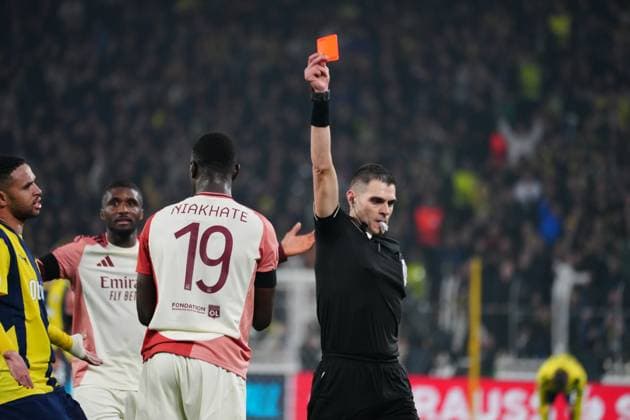 Referee Simone Sozza show red card to Moussa Niakhate of Olympique Lyon during the UEFA Europa League 2024 25 League Phase MD7 match between Fenerbahce SK and Olympique Lyonnais at on January 23, 2025 in Istanbul, Turkey. Istanbul Turkey Copyright: xSeskimphotox Fenerbahce-Lyon-230125 (127)