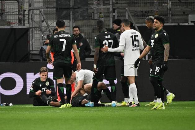 23.01.2025, xjhx, Fussball UEFA Europa League, Eintracht Frankfurt - Ferencvaros Budapest emspor, v.l. Habib Maiga (Ferencvarosi TC Budapest) wurde vom Ball am Kopf getroffen verletzt, Verletzung, Schmerz, Schmerzen (DFL DFB REGULATIONS PROHIBIT ANY USE OF PHOTOGRAPHS as IMAGE SEQUENCES and or QUASI-VIDEO) Frankfurt am Main
