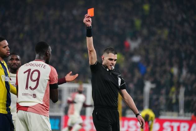 Referee Simone Sozza show red card to Moussa Niakhate of Olympique Lyon during the UEFA Europa League 2024 25 League Phase MD7 match between Fenerbahce SK and Olympique Lyonnais at on January 23, 2025 in Istanbul, Turkey. Istanbul Turkey Copyright: xSeskimphotox Fenerbahce-Lyon-230125 (128)