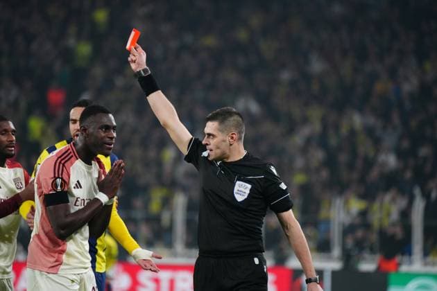 Referee Simone Sozza show red card to Moussa Niakhate of Olympique Lyon during the UEFA Europa League 2024 25 League Phase MD7 match between Fenerbahce SK and Olympique Lyonnais at on January 23, 2025 in Istanbul, Turkey. Istanbul Turkey Copyright: xSeskimphotox Fenerbahce-Lyon-230125 (129)