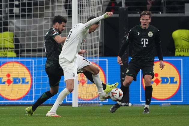 Hugo Ekitike (Eintracht Frankfurt, 11) gegen Mohamed Romdhane (Ferencvaros Budapest, 7) - Frankfurt 23.01.2025: Eintracht Frankfurt vs. Ferencvaros Budapest, Deutsche Bank Park, Europa League, 7. Spieltag