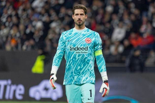 UEFA Europa League: Eintracht Frankfurt - Ferencvaros Budapest, 23.01.2025 Kevin Trapp (Eintracht Frankfurt 1) mit einem Blick nach oben, Freisteller, Portrait Porträt, Eintracht Frankfurt - Ferencvaros Budapest, Frankfurt, Deutsche Bank Park, 23.1.2025 Copyright: xBEAUTIFULxSPORTS Gawlikx