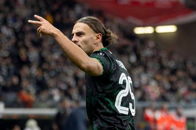 UEFA Europa League: Eintracht Frankfurt - Ferencvaros Budapest, 23.01.2025 Cebrails Makreckis (Ferencvarosi Torna Club Budapest 25) beschwert sich darüber, dass er keinen Freistoß bekam und zeigt dem Linienrichter, dass er zwei Mal gefoult wurde, Eintracht Frankfurt - Ferencvaros Budapest, Frankfurt, Deutsche Bank Park, 23.1.2025 Copyright: xBEAUTIFULxSPORTS Gawlikx