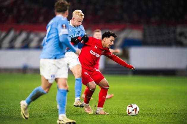 250123 Otto Rosengren of Malmö FF and Sayfallah Ltaief of Twente during the UEFA Europa League football match between Malmö FF and Twente on January 23, 2025 in Malmö. Photo: Christoffer Borg Mattisson BILDBYRAN COP 261 PA0962 fotboll football soccer fotball uefa europa league europa league malmö ff twente bbeng Copyright: CHRISTOFFERxBORGxMATTISSON BB250123CB102