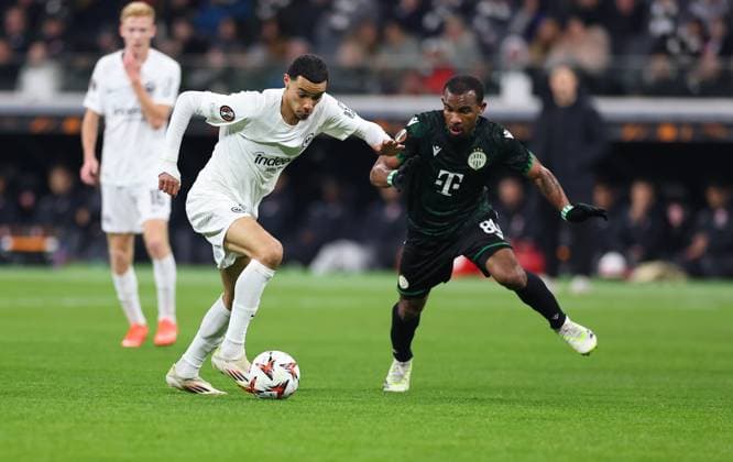 23.01.2025, Fussball UEFA Europa League, Eintracht Frankfurt - Ferencvarosi TC, emonline, emspor, v.l., Hugo Ekitike (Eintracht Frankfurt), Habib Maiga (Ferencvarosi TC Budapest) DFL DFB REGULATIONS PROHIBIT ANY USE OF PHOTOGRAPHS AS IMAGE SEQUENCES AND OR QUASI-VIDEO. xdcx Copyright: HMBxMedia Claus
